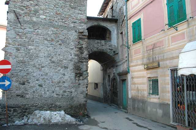 Un accesso al borgo