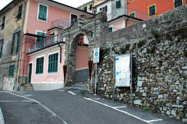 Un accesso al borgo